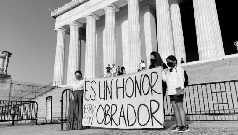 Reciben a AMLO con cartel de apoyo en el Monumento a Lincoln