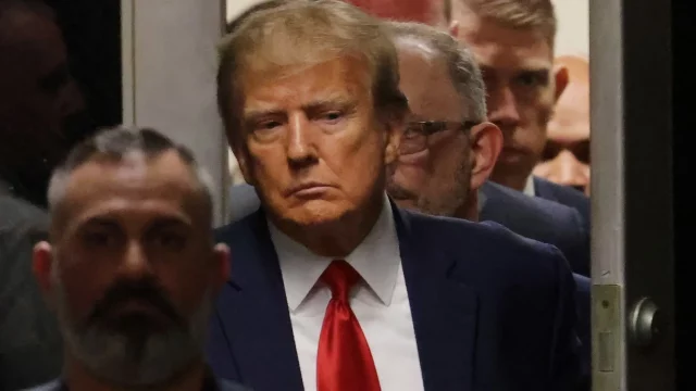 Juez dice a Trump que considera posibilidad de encarcelarlo por desacato de orden mordaza