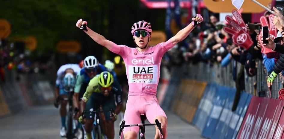 Tadej Pogacar hace triplete en la etapa 8 del Giro de Italia