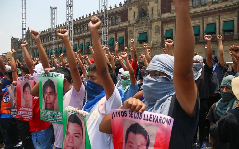 Normalistas de Ayotzinapa arrojan petardos a Palacio Nacional