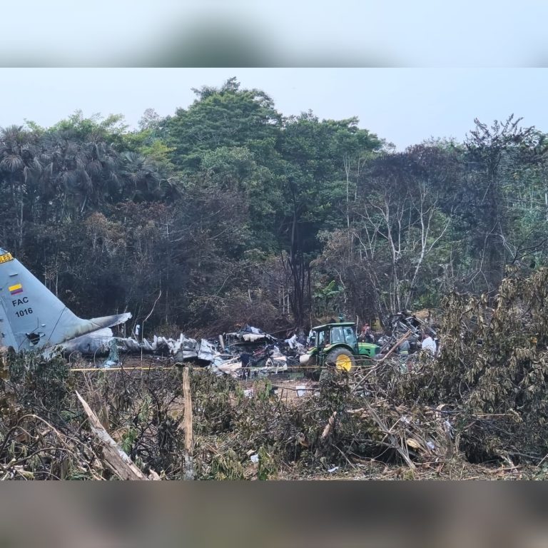 Suman 66 muertos por accidente de avión militar en Colombia