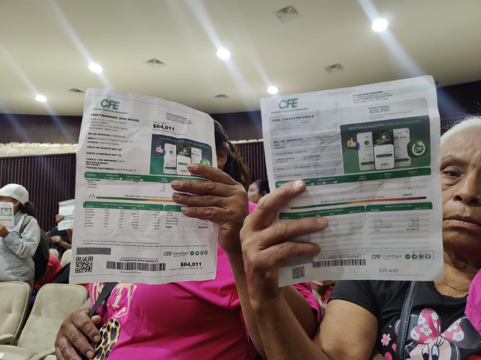 Habitantes de Villa Juárez protestan en el Congreso por altos cobros de CFE y cortes de energía