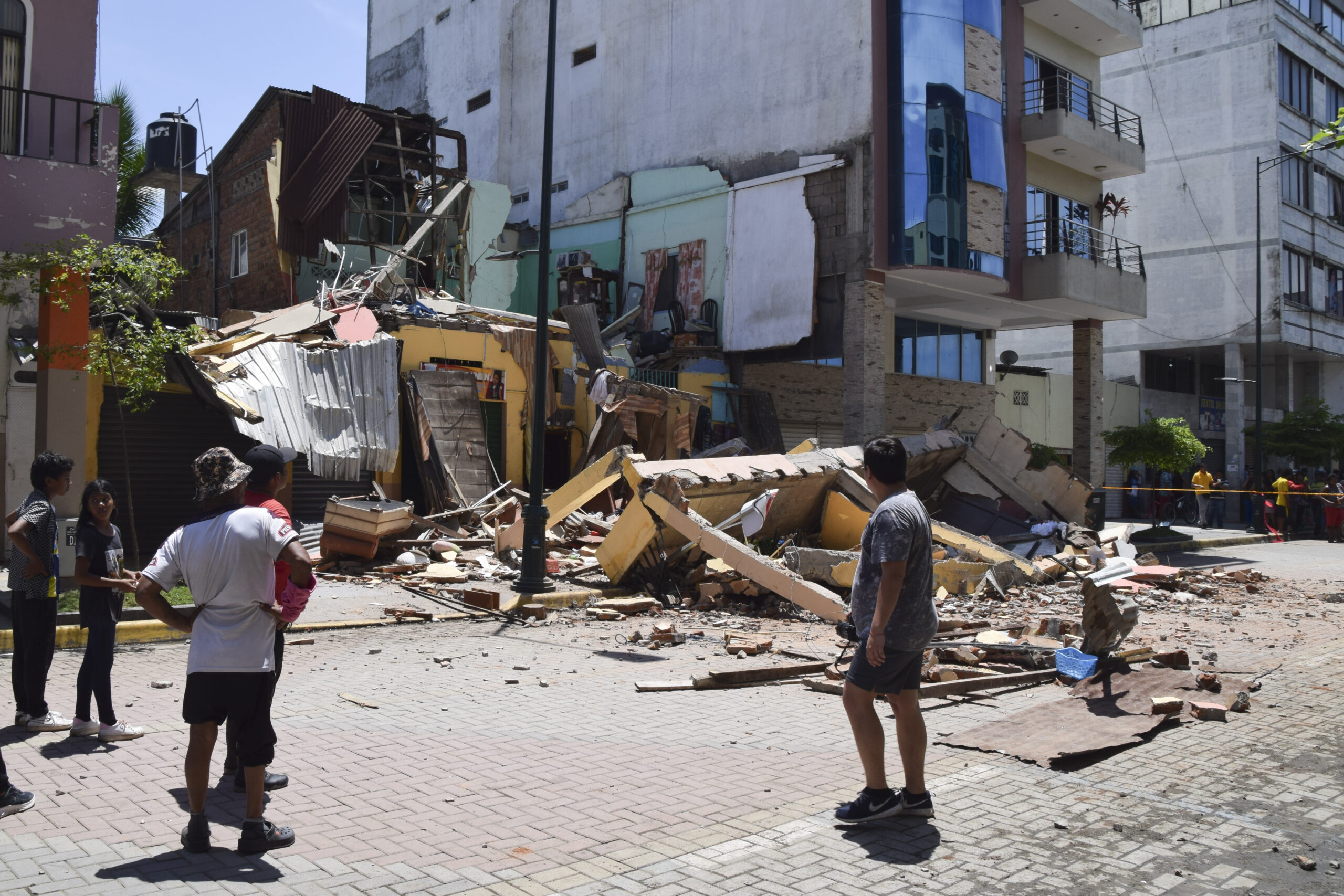 Casi una veintena de muertos y un centenar de heridos tras el terremoto de 7.8 en Filipinas