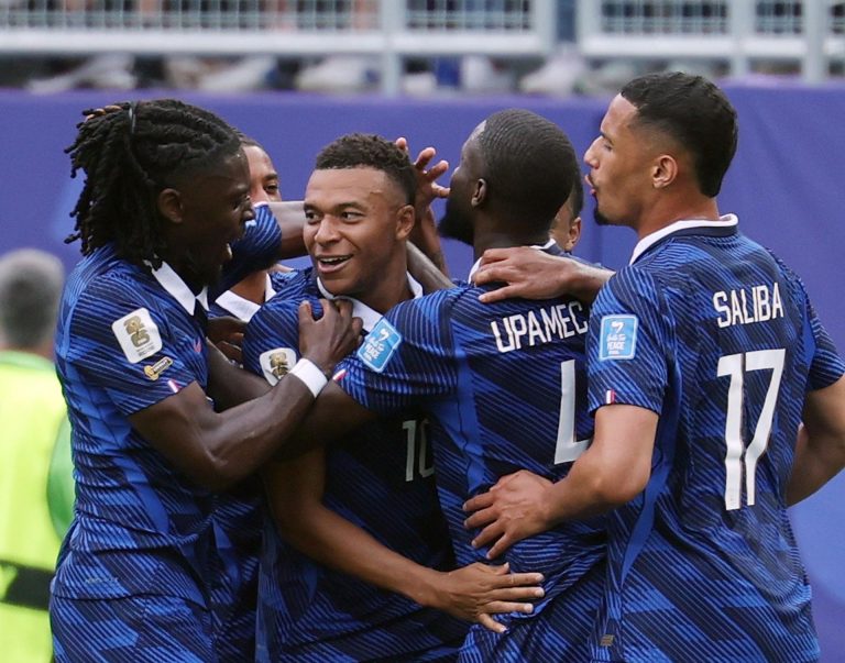 Francia golea a Irak y Mbappé mantiene su persecución sobre Messi