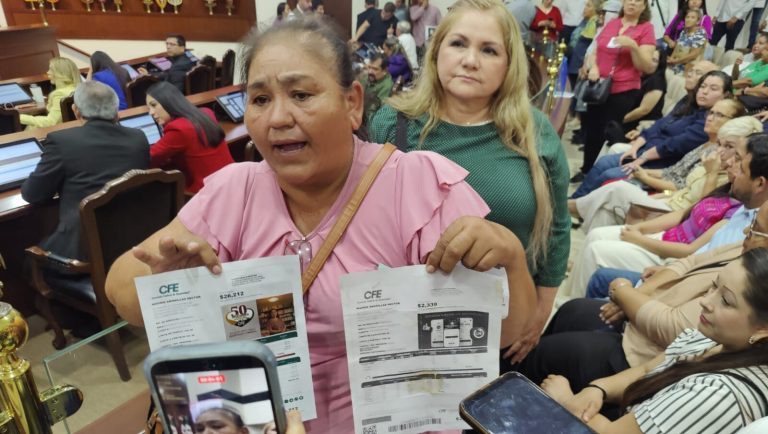 Con medidores en mano, habitantes de Villa Juárez, Costa Rica y El Dorado protestan en el Congreso por altos cobros de la CFE
